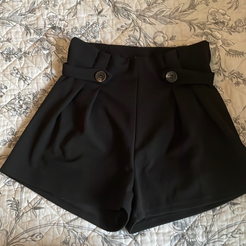 EUC Iris brand women’s black boutique shorts